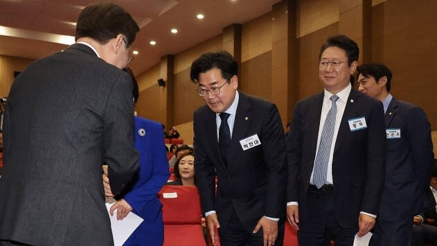 더불어민주당 원내대표에 단독 입후보한 박찬대 의원이 3일 오전 국회 의원회관에서 열린 제22대 국회 더불어민주당 제1기 원내대표 선출 당선자 총회에서 이재명 대표에게 인사하고 있다. 연합뉴스
