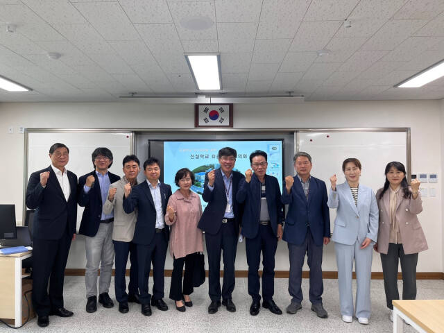 평택교육지원청이 지난 2일 ‘신설학교 사업 기간 단축을 위한 TF 협의회’를 개최한 후 기념 촬영하고 있다. 평택교육지원청 제공