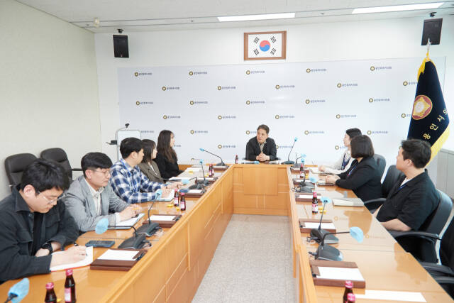 지난 2일 오후 용인특례시의회 대회의실에서 열린 정책지원관 간담회에서 이창식 국민의힘 대표 의원과 정책지원관들이 의견을 나누고 있다. 용인특례시의회 제공