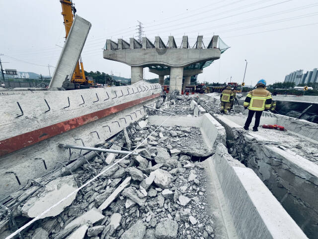 지난달 30일 오후 4시31분께 시흥시 월곶동의 교각 다리 공사 현장에서 구조물이 무너져 1명이 사망하고 6명이 다쳤다. 사고 현장 모습. 김형수기자