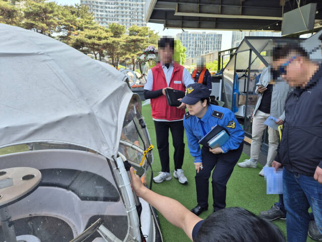 3일 인천해경이 연수구 소재 수상레저사업장을 점검하고 있다. 인천해경 제공