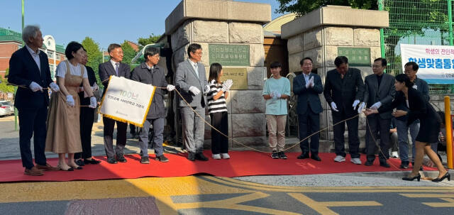 3일 인천시 동구 인천창영초등학교 앞에서 열린 '인천교육 100년학교' 제막식에서 도성훈 인천시교육감 등이 현판을 걸고 기념촬영을 하고 있다. 김샛별기자