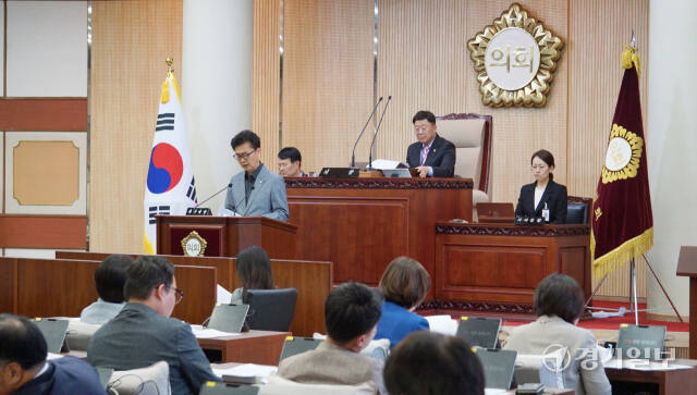 3일 오후 열린 고양특례시의회 제283회 임시회 제2차 본회의에서 이종덕 예산결산위원장이 추경안 심사 결과를 보고하고 있다. 신진욱기자