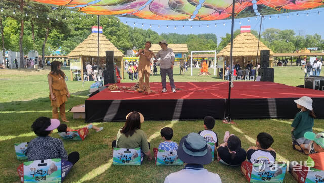이날 구석기 축제에서 열린 세계구석기 체험마당에서 스페인에서 온 고고학 전문가들이 선사문화 관련 시연을 보이고 있다. 이나경기자