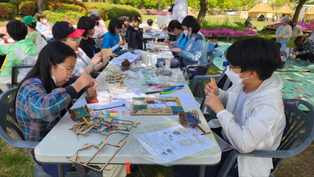 구석기 축제에 참여한 학생들이 수총기를 조립하고 있다. 김창학 기자