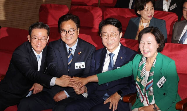 더불어민주당 정성호(왼쪽부터), 우원식, 조정식, 추미애 국회의장 후보자들이 3일 오전 국회 의원회관에서 열린 제22대 국회 더불어민주당 제1기 원내대표 선출 당선자 총회에 입장해 손잡고 있다. 연합뉴스