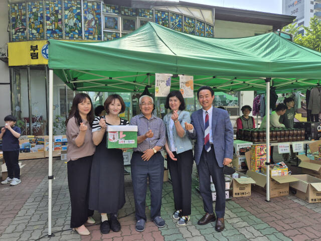 3일 안양 다함께돌봄센터 앞에서 열린 바자회에서 관계자들이 기념촬영을 하고 있다. 윤현서기자