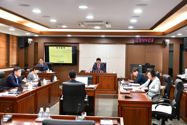 포천시의회 인구감소위기대응 특별위원회는 지난 3일 위원회실에서 특별위원회 1차 회의를 열고 향후 운영방안 등에 대해 논의했다. 포천시의회 제공