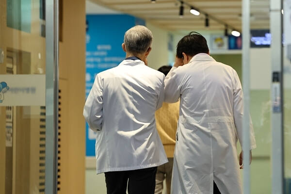 서울대 의대 내부 전경. 서울대 의대·병원 교수 대다수가 환자 곁을 지키고 싶다고 생각하고 있지만, 전공의 이탈에 따른 피로 누적으로 진료 축소를 원하는 이들도 적지 않았다. 연합뉴스