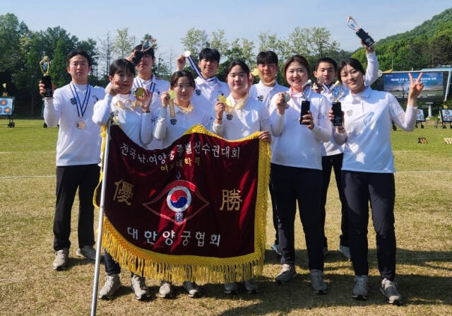 제58회 전국남여양궁종별선수권대회에서 여대부 단체전 2연패와 남자부 3위에 오른 경희대 선수단.경희대 제공