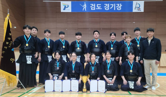제70회 경기도체육대회 검도 2부서 남자부 우승과 여자부 3위로 종합우승을 차지한 광명시 선수단.광명시 제공
