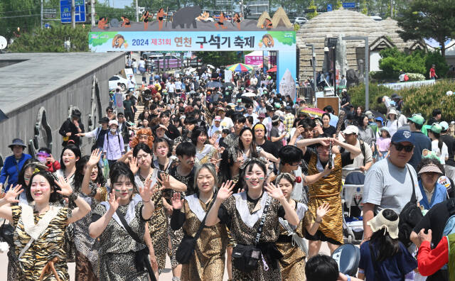 많은 관광객들이 황금연휴를 맞아 4일 제31회 연천 구석기축제장을 찾은 모습. 조주현기자