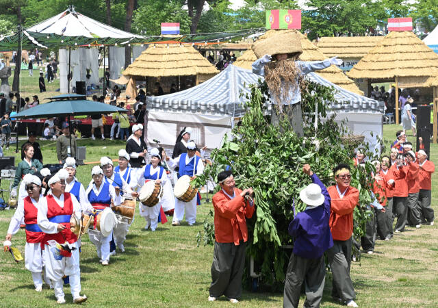 제31회 연천 구석기 축제 둘째날 연천의 민속놀이 아미산울어리 공연이 펼쳐지고 있다. 조주현기자