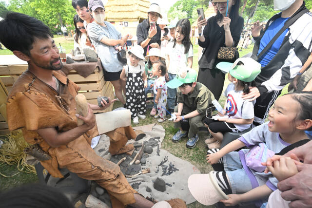 ‘세계구석기 체험마당’에서 다양한 체험 프로그램에 참여하는 관객들. 조주현기자