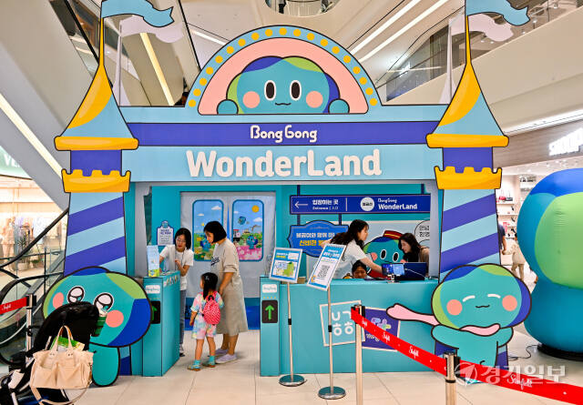 어린이날인 5일 오전 수원스타필드 센터럴 아트리움에 마련된 봉공 원더랜드(Bonggong Wonderland)'를 찾은 어린이들이 즐거운 시간을 보내고 있다. 어린이날을 맞아 열린 이번 경기도 캐릭터 '봉공이'를 활용한 체험형 브랜드 홍보관은 봉공이와 함께 환상의 나라로 떠나는 여행이란 주제로 열리며 방문한 어린이들은 자신의 이름이 새겨진 봉공이 포토 카드를 받을 수 있다. 이번 홍보관은 오는 6일까지 진행된다. 윤원규기자