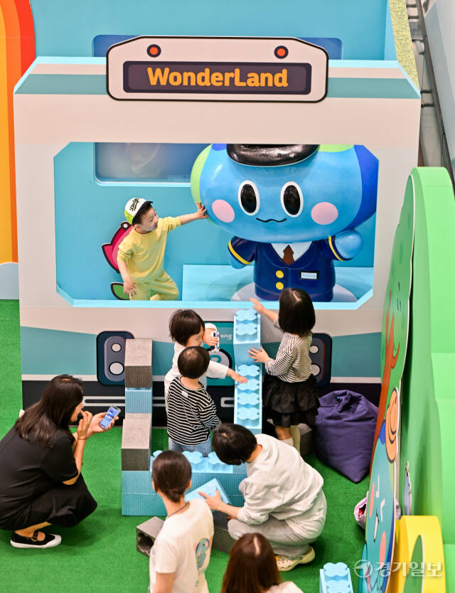 어린이날인 5일 오전 수원스타필드 센터럴 아트리움에 마련된 봉공 원더랜드(Bonggong Wonderland)'를 찾은 어린이들이 즐거운 시간을 보내고 있다. 어린이날을 맞아 열린 이번 경기도 캐릭터 '봉공이'를 활용한 체험형 브랜드 홍보관은 봉공이와 함께 환상의 나라로 떠나는 여행이란 주제로 열리며 방문한 어린이들은 자신의 이름이 새겨진 봉공이 포토 카드를 받을 수 있다. 이번 홍보관은 오는 6일까지 진행된다. 윤원규기자
