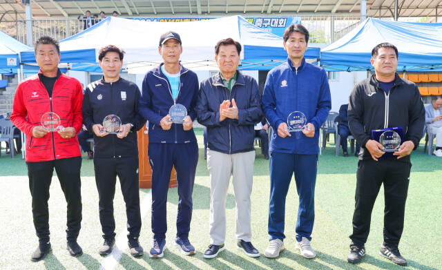 4일 오전 안성맞춤구장에서 열린 2024 안성맞춤컵 전국50·60대 축구대회 개회식서 신항철 경기일보 대표이사 회장(가운데)이 감사패를 전달한 뒤 수상자들과 기념촬영을 하고 있다.윤원규기자
