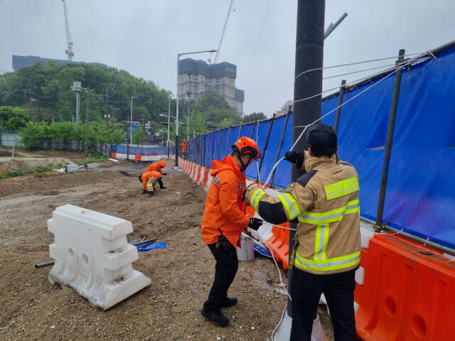 지난 5일 오후 4시41분께 인천 연수구 옥련동 한 공사장 펜스가 바람에 넘어져 소방당국이 안전조치를 하고 있다. 인천소방본부 제공