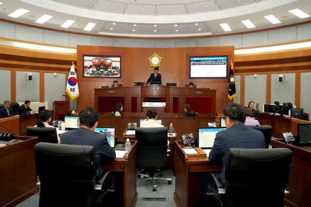 오산시의회 지난 3일 임시회 본회의를 열고 시가 제출한 오산도시공사 설립 조례안을 의결하지 않고 보류했다.