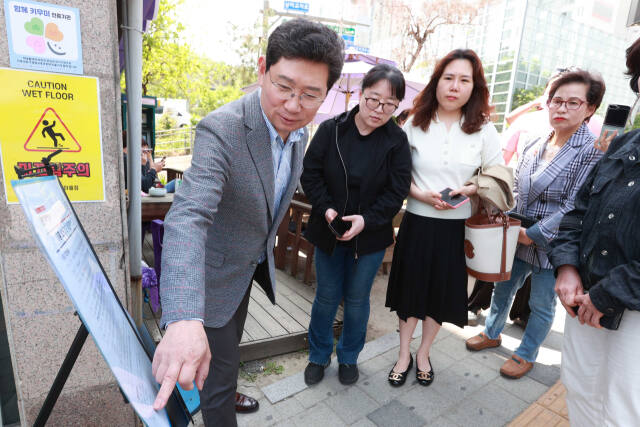 지난 3일 이상일 용인특례시장(왼쪽 첫 번째)이 기흥 우방아이유쉘·신갈초등학교 사이 통학로 현장을 방문해 관계자들과 함께 현황을 점검하고 있다. 용인특례시 제공