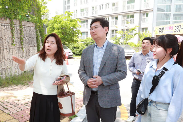 지난 3일 이상일 용인특례시장(왼쪽 두 번째)이 기흥 우방아이유쉘·신갈초등학교 사이 통학로 현장을 방문해 관계자들과 함께 현황을 점검하고 있다. 용인특례시 제공