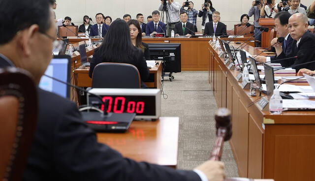 지난달 30일 국회에서 열린 연금개혁특별위원회 전체회의에서 주호영 위원장이 의사봉을 두드리고 있다. 연합뉴