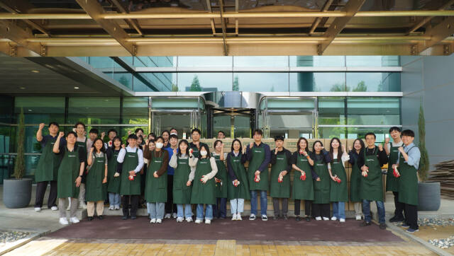 셀트리온이 가정의 달을 맞아 최근 인천과 충북지역의 취약계층 450가구에 선물상자를 전달했다고 6일 밝혔다.