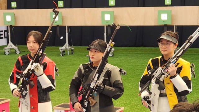 2024 국제사격연맹(ISSF) 바쿠월드컵대회 여자 공기소총 개인전서 우승한 금지현(가운데).경기도청 제공