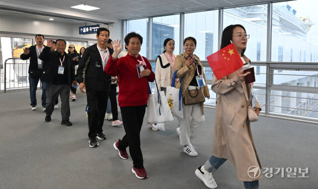 중국 상해에서 출항해 7일 오전 인천 연수구 인천항 크루즈터미널에 도착한 크루즈 스펙트럼오브더씨호(Spectrum of the seas 16만9천t급)를 타고 온 중국 단체 관광객들이 입국하고 있다. 조병석기자