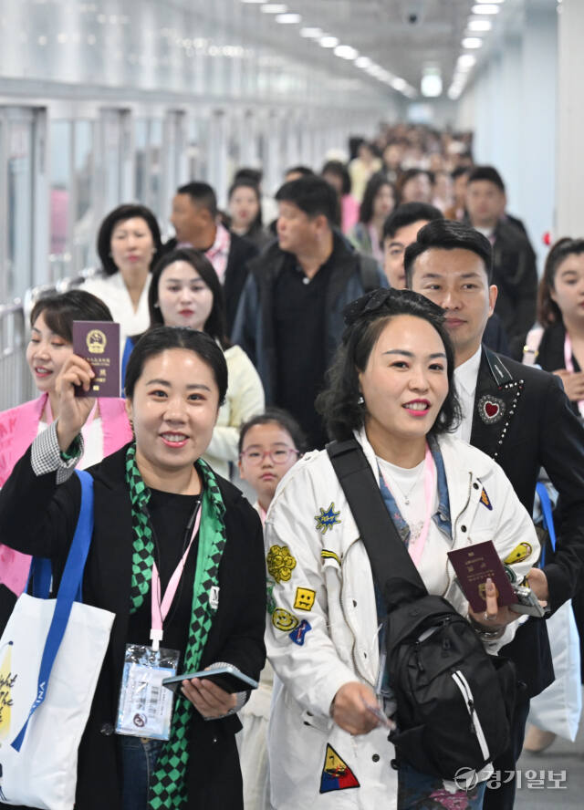 중국 상해에서 출항해 7일 오전 인천 연수구 인천항 크루즈터미널에 도착한 크루즈 스펙트럼오브더씨호(Spectrum of the seas 16만9천t급)를 타고 온 중국 단체 관광객들이 입국하고 있다. 조병석기자