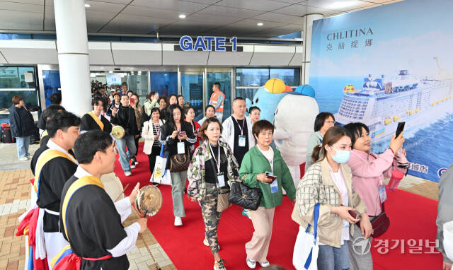 중국 상해에서 출항해 7일 오전 인천 연수구 인천항 크루즈터미널에 도착한 크루즈 스펙트럼오브더씨호(Spectrum of the seas 16만9천t급)를 타고 온 중국 단체 관광객들이 입국하고 있다. 조병석기자