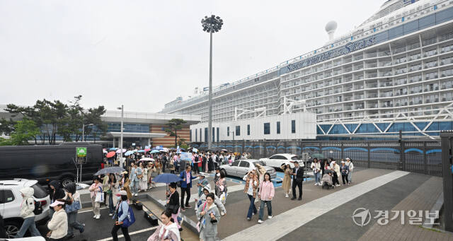 중국 상해에서 출항해 7일 오전 인천 연수구 인천항 크루즈터미널에 도착한 크루즈 스펙트럼오브더씨호(Spectrum of the seas 16만9천t급)를 타고 온 중국 단체 관광객들이 입국하고 있다. 조병석기자