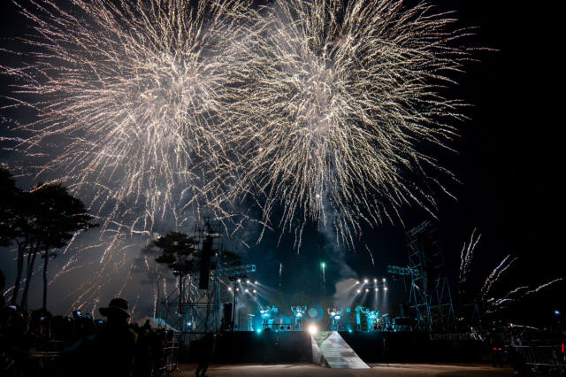제20회 안산국제거리극 축제 마지막 날인 26일 밤하늘을 수놓은 불꽃놀이. 안산시 제공.