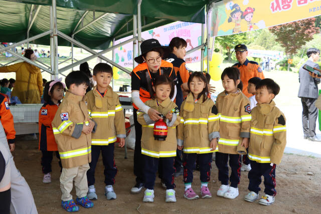 이천소방서가 5월 가정의 달을 맞아 어린이들을 대상으로 ‘가족안전 119체험행사’를 운영했다. 이천소방서 제공