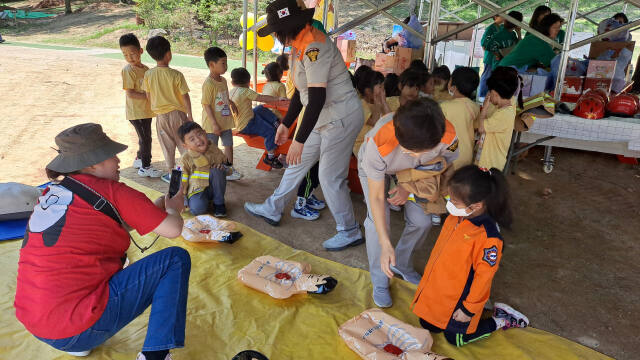 이천소방서가 5월 가정의 달을 맞아 어린이들을 대상으로 ‘가족안전 119체험행사’를 운영했다. 이천소방서 제공