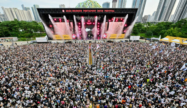 지난해 8월 인천 송도달빛축제공원에서 열린 ‘2023 인천 펜타포트 락 페스티벌’ 현장에 수많은 관람객들이 축제를 즐기고 있다. 경기일보DB