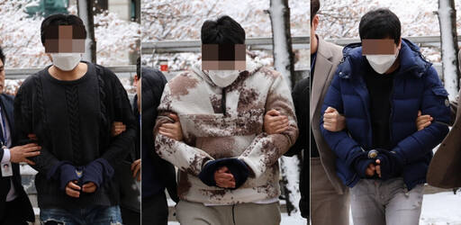 개인투자자를 속여 길거리에서 현금 10억원을 가로챈 20∼30대 일당 중 3명이 지난 3월 구속 전 피의자 심문(영장실질심사)을 받기 위해 인천지법으로 들어서고 있다. 연합뉴스