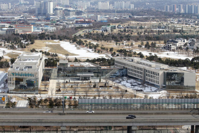 인천 청라국제도시 하나글로벌캠퍼스 건물과 뒷편에 보이는 베어즈베스트청라 골프클럽. 인천경제자유구역청 제공