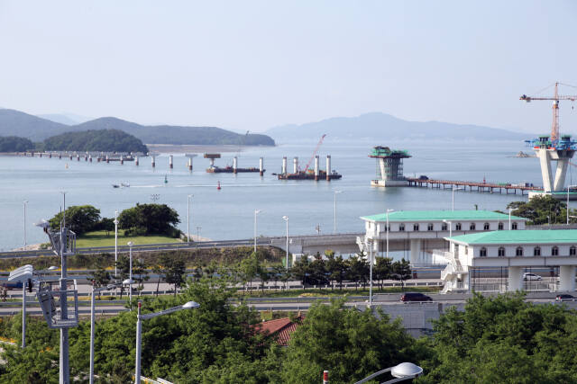 인천 영종국제도시와 신도를 잇는 신도대교의 건설 현장. 인천경제청 제공