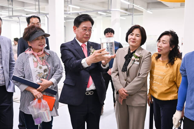전진선 군수(왼쪽 두번째)가 윤순옥 의장(왼쪽 세번째)과 용문 공공하수처리시설을 둘러 보고 있다. 양평군 제공