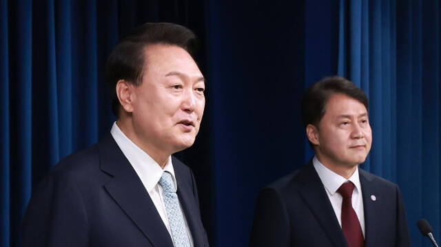 윤석열 대통령이 7일 서울 용산 대통령실 청사에서 신임 민정수석에 임명한 김주현 전 법무차관을 소개하고 있다. 연합뉴스