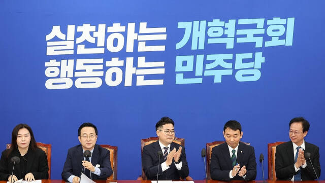 더불어민주당 박찬대 신임 원내대표(가운데)가 7일 국회에서 열린 원내대책회의에서 인사말을 하고 있다. 왼쪽은 박성준 원내수석부대표, 오른쪽은 김용민 정책수석부대표. 연합뉴스