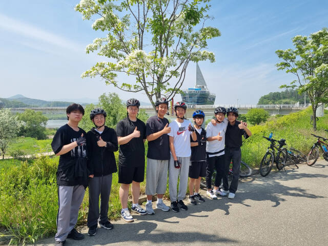 의왕 우성고 ‘두발 두바퀴’ 동아리 학생들이 남한강 종주 라이딩에서 기념사진을 찍고 있다. 우성고 제공