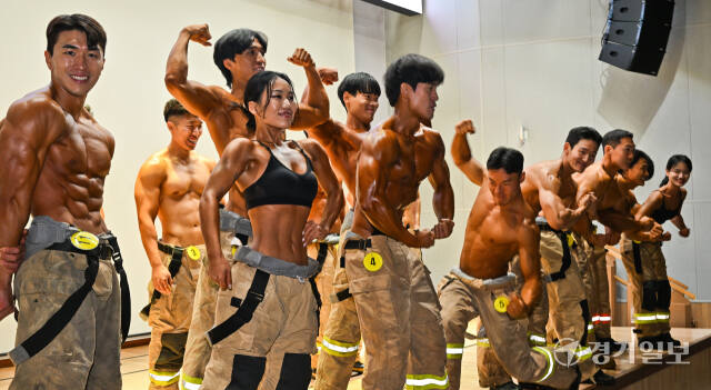 7일 오후 경기도북부소방재난본부 대강당에서 열린 '2024 경기도 몸짱 소방관 선발대회'에서 참가 소방관들이 기량을 뽐내고 있다. 윤원규기자