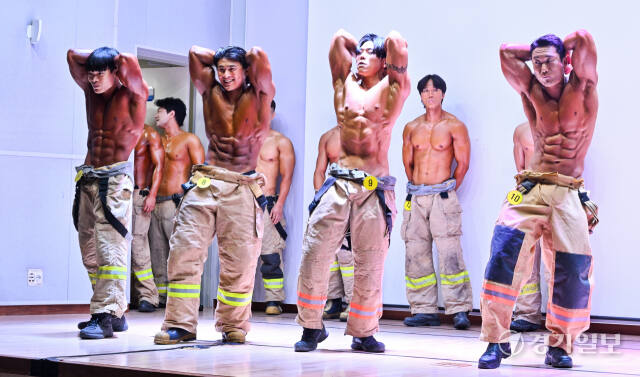 7일 오후 경기도북부소방재난본부 대강당에서 열린 '2024 경기도 몸짱 소방관 선발대회'에서 참가 소방관들이 기량을 뽐내고 있다. 윤원규기자