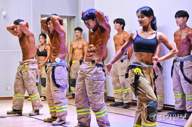 7일 오후 경기도북부소방재난본부 대강당에서 열린 '2024 경기도 몸짱 소방관 선발대회'에서 참가 소방관들이 기량을 뽐내고 있다. 윤원규기자