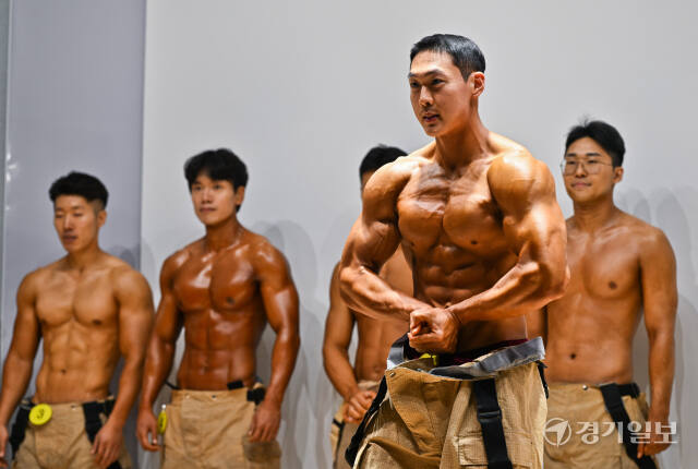 7일 오후 경기도북부소방재난본부 대강당에서 열린 '2024 경기도 몸짱 소방관 선발대회'에서 참가 소방관들이 기량을 뽐내고 있다. 윤원규기자