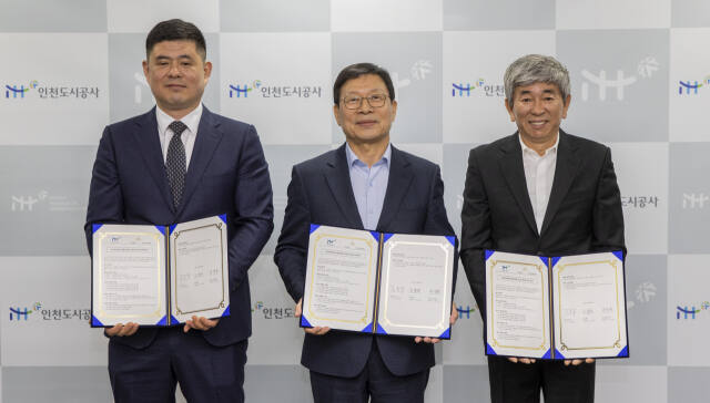지난 26일 조동암 iH 사장(가운데)와 오법균 ㈜미래금 대표이사와 최경만 대야산업개발㈜등이 정상화 촉진을 위한 협약을 한 뒤 기념촬영 하고 있다. iH 제공