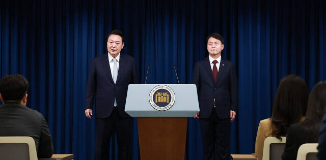 윤석열 대통령이 7일 서울 용산 대통령실 청사에서 신임 민정수석에 임명한 김주현 전 법무차관을 소개한 뒤 취재진의 질문에 답하고 있다. 연합뉴스