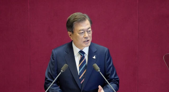 문재인 전 대통령이 2020년 7월16일 국회에서 열린 제21대 국회 개원식에서 연설하고 있다. 연합뉴스
